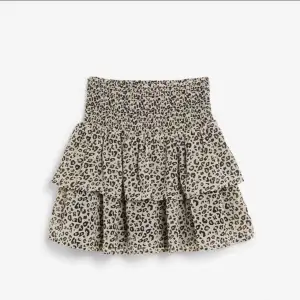 Fin kjol köpt från kappahl. Säljer på grund av att den är för liten. Sparsamt använd därmed är den i bra skick. Storlek 158/164.💕