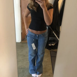 Low waisted jeans - Jätte snygga low waisted jeans, sitter lite tajt på mig därför säljer jag de. Storlek S ifrån bikbok🤙🏼 
