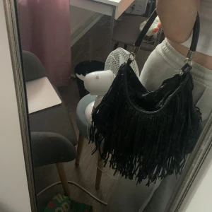 Väska - En väska från hm, lite små sliten här och där men fortfarande väldigt snygg, säljer den för 50 kr. Skriv för bättre bild💜