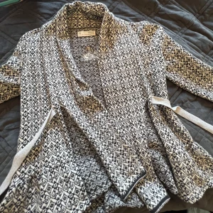 odd molly kofta - säljer denna otroligt häftiga odd molly cardigan som tyvärr är för liten🥲 Men den säljs för 800kr som man alltid kan diskutera om, nypris ca 2000!!🫶🏽🫶🏽
