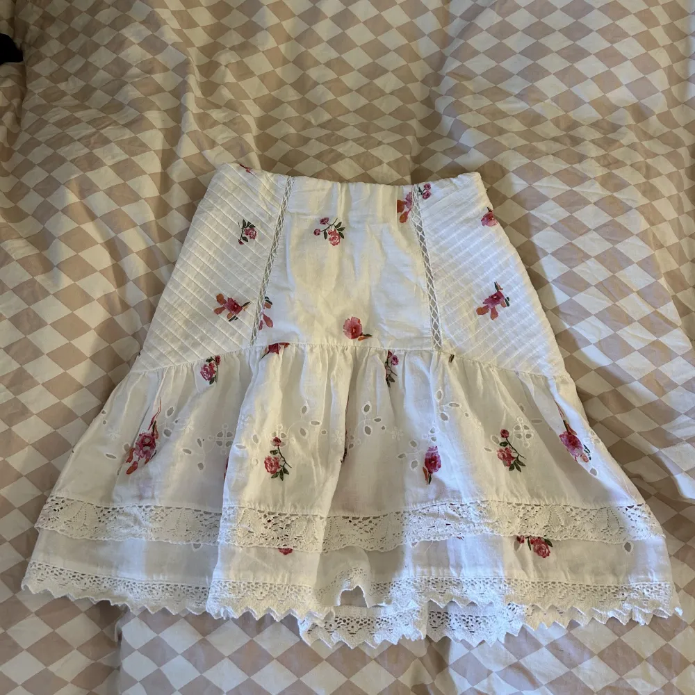 Säljer denna jättefina blommiga kjol då den inte kommer till användning, använd fåtal gånger och ser ut som ny . Kjolar.