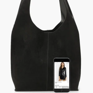 Väska - Från Boohoo Namn: Suedette slouch tote bag Nypris: 180kr Första bilden är hemsidans storleksjämförelse. Väskan har ingen dragkedja utan stängs enbart med en magnetisk knapp. Säljer den för att materialet var hårdare än jag hade tänkt mig. 