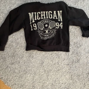 Sweatshirt med tryck - även denna är ifrån gina. de har varit en av mina favorit tröjor men den börjar nu bli lite för liten för mig, å pågrund av detta säljer jag den till någon annan där den kan komma till användning💗