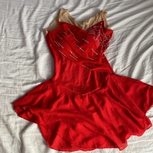 Konstångningsdräkt - Konståkningsdräkt, använd cirka 4 gånger. Säljer pga har ingen användning av den längre.