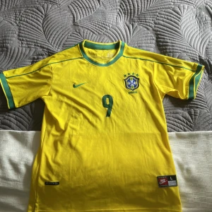 1998 wc ronaldo brazil - Denna tröjans material är perfekt, legit från samma fabrik är det som, kan gå ner i pris vid snabbaffär men denna är jävligt prisvärd jämfört med andra pga materialet osv