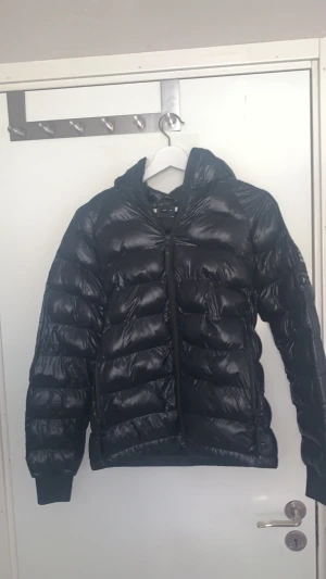 Peak performance jacka  - Fin jacka till salu, då den blivit för liten. Storlek 160. Rökfritt hem. Finns i åstorp eller postas  Går att pruta vid snabb affär 