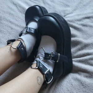 Demonia skor - Säljer mina demonia skor som jag bara har använt 3gånger. Säljer de pga att den inte passar min stil längre. Passar bra till söta outfits<3