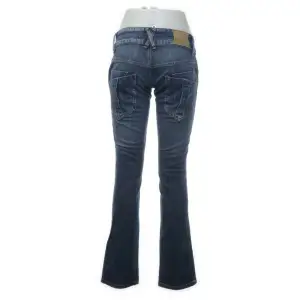 Säljer mina low waist bootcut jeans i märket Gina Tricot. Köpta second hand för ca en vecka sedan, men passade inte mig tyvärr. De är i superbra skick, och inte använda hos mig!  MIDJEMÅTT: 86cm