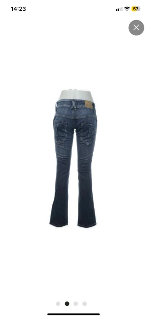 LOW WAIST BOOTCUT JEANS - Säljer mina low waist bootcut jeans i märket Gina Tricot. Köpta second hand för ca en vecka sedan, men passade inte mig tyvärr. De är i superbra skick, och inte använda hos mig!  MIDJEMÅTT: 86cm