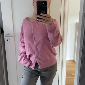 Stickad kofta  - Jättefin stickad kofta i storlek XL!! Använd få gånger :) 