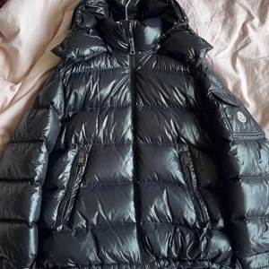 Moncler jacka - Moncler jacka i storlek 3, nyskick använd i en månad (januari 2022). Allt medföljer påse, kvitto, patch.  Nypris 12,500 