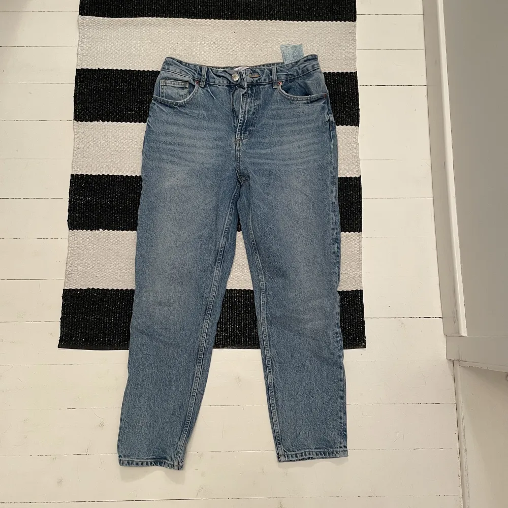 Blå jeans ifrån Zara, använda fåtal gånger. Jeans & Byxor.