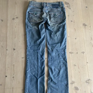 Jeans - Säljer dessa svinsnygga lågmidjade jeansen!! Midja: 39 Innerbenslängd: 84