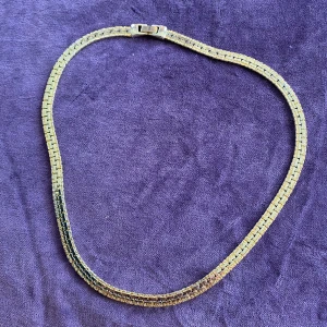 Vintage halsband  - En vintage guldfärgad halskedja i gott skick 