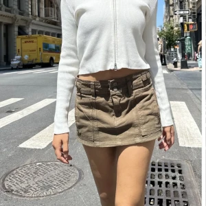 Vit croppad brandy hoodie  - Super söt brandy tröja, fortfarande bra skick, inga defekter, orginal priset var runt 300kr 