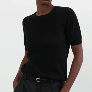 Soft goat T-shirt  - Soft goat T-shirt i svart! 🖤endast använd EN gång!!! Så fin! Säljstart i befintligt skick. Nypris 1700kr tror jag 