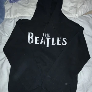 Beatles hoodie  - Jätte fin beatles hoodie, abbey road trycket på ryggen! Hör av dig vid intresse 💘 köpt på sweden rock föra året.