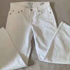 Ett par lågmidjade jeans i färg vit från Zara, knappt använda! Storlek 34, korta i längden