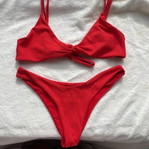 Greek-bikini  - Den här bikinin är från grekland och jag vet inte vilket märke för den va på loppis bara så ni vet men den va asmysig att bada i men det e inte string så ni vet det åxo!!