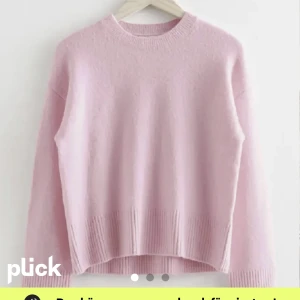 Rosa stickad tröja - Rosa stickad tröja från & other stories. Jättefin och i perfekt skick. Lite nopprig men för det mesta är den som när jag fick den💗 köparen står för frakten❤️❤️höjer priset om 3 dagar❤️