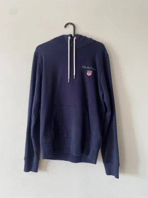Gant hoodie - Mycket bra skick Aldrig använd Pris förhandlingsbart Nypris 1199 kr 