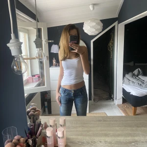 Lågmidjade jeans - Säljer dessa lågmidjade bootcut jeans! Jeansen är från Lee och köpta för 1,099kr. Har sprättat upp där nere för att dem skulle blir längre. Säljer pågrund av nästan aldrig använda! 