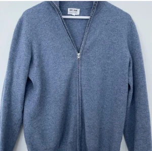 Soft goat Cashmir - Säljer denna Cashmir full zip från Soft Goat då den knappt kommit till användning. Sjukt snygg och riktigt bra skick!! Hör av er om ni är intresserade🙌🏽 Storleken är small men passar även mig som bär M. Mitt pris 1800kr, retail 3050kr 