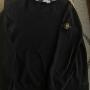 STONE ISLAND SWEATER  - Säljer stone island tröja storlek M, jag säljer den eftersom den va stor på mig. Kvalitet på den är som ny, har använt få gånger bara. Tröjan har ingaador eller defekter.