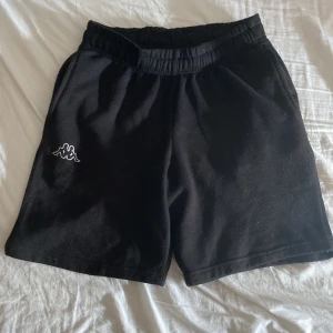 Mjukis shorts - Ett par mjukis shorts köpta från kappa, size small. Perfekt i skick, säljer endast eftersom använder inte. Köparen står för frakt. Köpta för 279kr. 