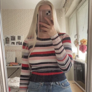 Randig tröja - En mysig och stretchig ribbad randig tröja från H&M i strl XS som sitter sjukt snyggt på!💓Mycket bra skick!🫶🏻