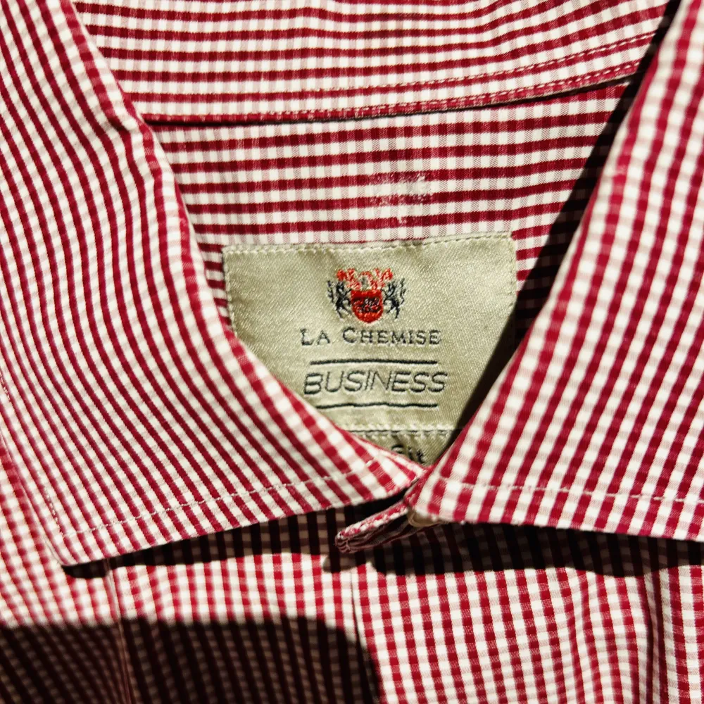 Kvalitetsskjorta från La Chemise Röd- och vitrutig Slim fit stl 38 (motsvarar small) Använd men bra skick Riktigt snygg business- eller casualskjorta!. Skjortor.
