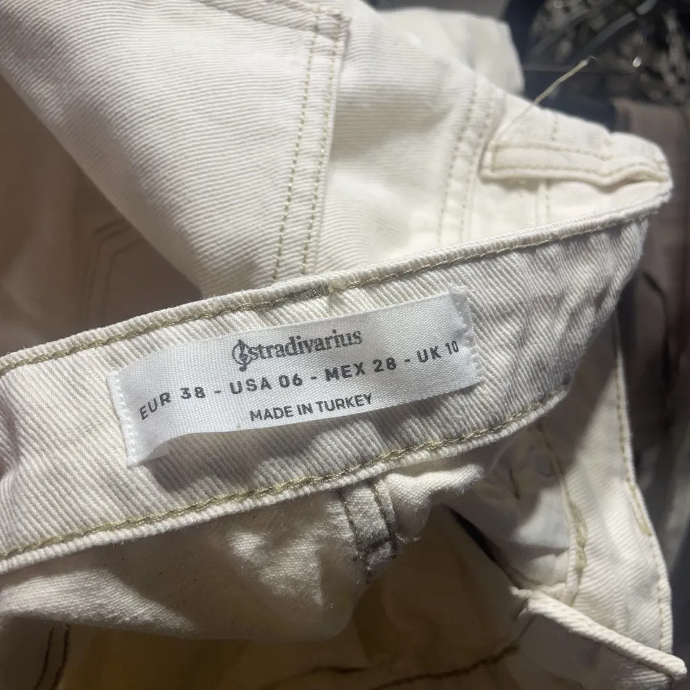 Superfina Cremevita jeans knappt använda, men lite små i storleken! Strl 38.  Frakt tillkommer . Jeans & Byxor.