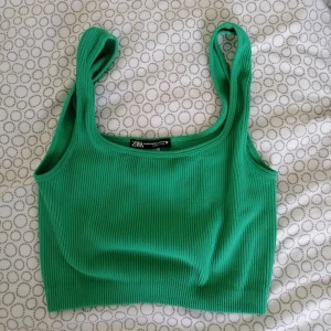 Grön crop top - Jätte fin och bekväm crop top, det är lite använd men den är i gott skick :) 