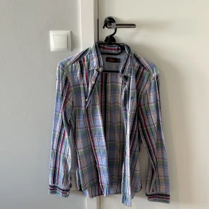 Morris skjorta - Stor flyttstädning Alla plagg i storlek S-M och passar ca 1.70-185cm samt 70-83kg Mycket av kläderna aldrig använda  Jag kommer inte skicka några fler bilder  Finns i Uppsala