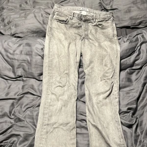 Hope jeans - Schyssta jeans från hope i riktigt go grå färg, dock är det hål i båda framfickorna därav de låga priset