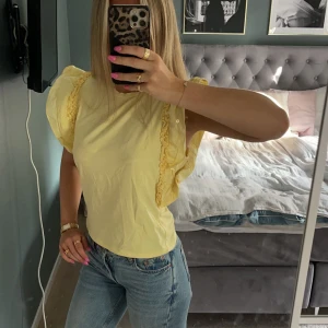 En både söt och skiiit snygg t-shirt!💛 - Denna super söta och fina t-shirt med volang är endast använd fåtal gånger, så den är i nyskick! Den är i storlek M men sitter jättebra på mig som brukar bära xs/s Nypris 399kr från Gina Tricote! Köparen står för frakten!
