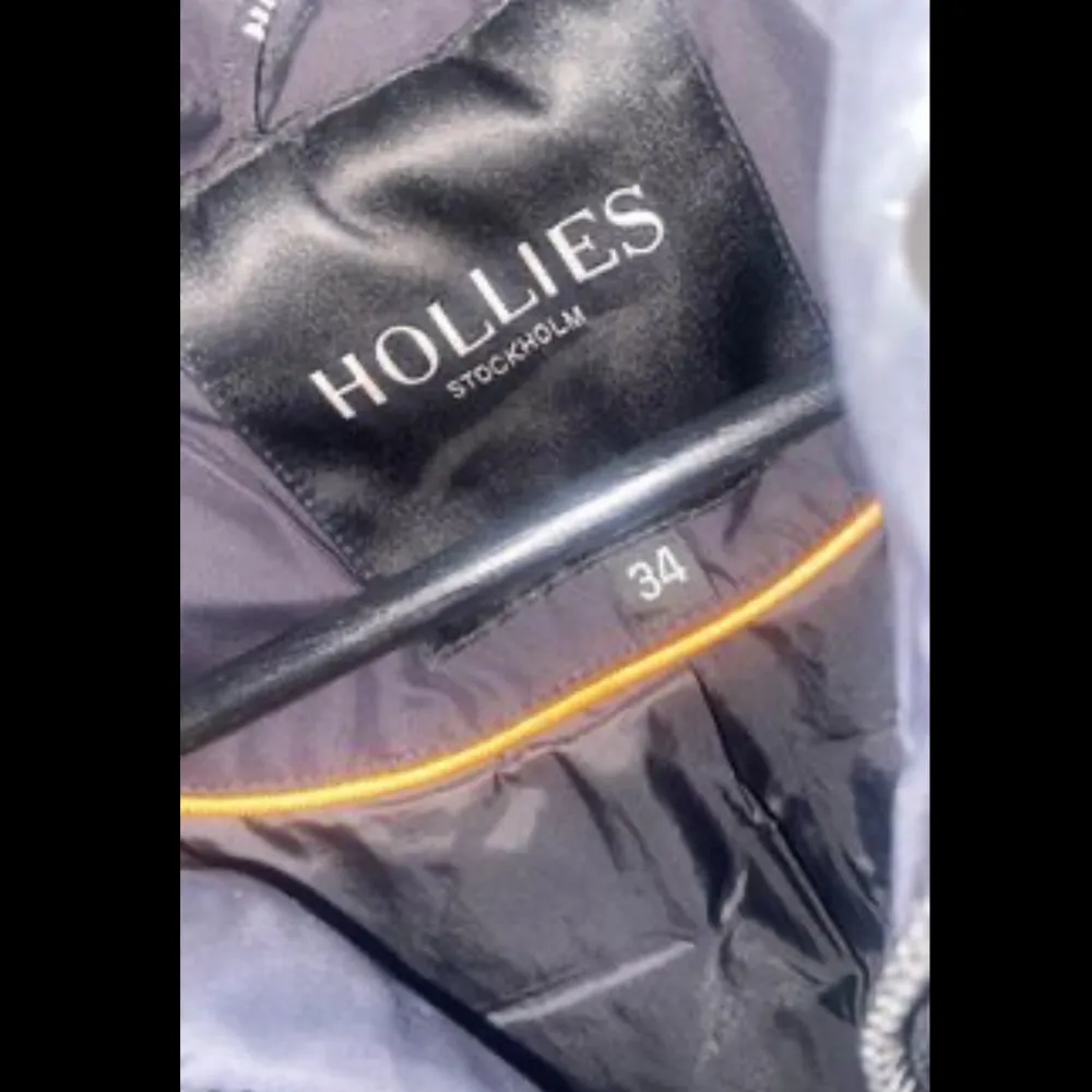 Säljer denna Hollies jacka i strl 34, använd men i gott skick. Nypris: 5198:-. Jackor.