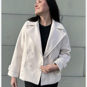 Design by si jacka - Lägger upp denna jacka från design by si igen då tjejen som ville köpa ångrade sig! Storlek xs-s, knapparna är borttagna men jag skickar med dom i paketet ifall man vill sätta tillbaka dom 🙈 Köp direkt för 700 kr! 