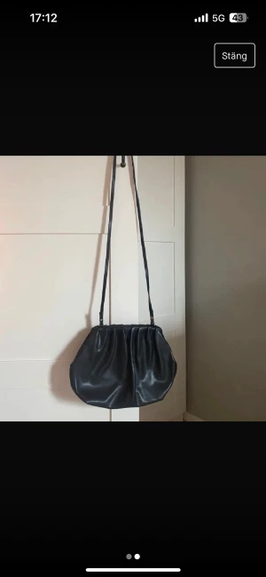 Svart väska från H&M - Svart fin axelremsväska från H&M som man får plats med allt i, jätterymlig.