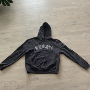 Arigato hoodie - Väldigt snygg hoodie, perfekt till hösten och vintern. Använd Max 5 gånger. 10/10 skick, inga defekter. Öppen för byten, pris går att diskutera