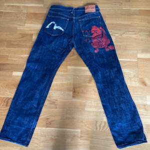 Ett par mycket ovanliga evisu jeans från 2003. Relaxed passform. Är 32 i midjan men ganska långa så skulle säga att de är 33 i längd. Bra skick, öppen för bud.