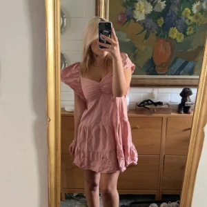 Rosa klänning - En rosa klänning från Zara, aldrig använt. Strl L 