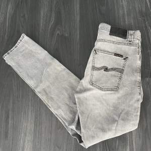 Tjena! Säljer dessa goa Nudie jeans i storlek 28/30, modellen på dessa är lean dean! Använda några gånger men i väldigt bra skick, köparen står för frakten