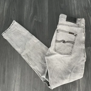 Nudie jeans - Tjena! Säljer dessa goa Nudie jeans i storlek 28/30, modellen på dessa är lean dean! Använda några gånger men i väldigt bra skick, köparen står för frakten
