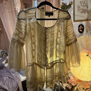 Blus  - Fin blus i bra skick <33