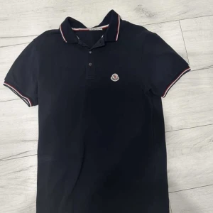 Moncler piké  - Säljer denna snygga moncler piké. 2023 model i ett mycket bra skick. 9,5/10 i skick! Storlek M men kan passa mindre också! Hör av er vid frågor eller funderingar. Mvh/Axel