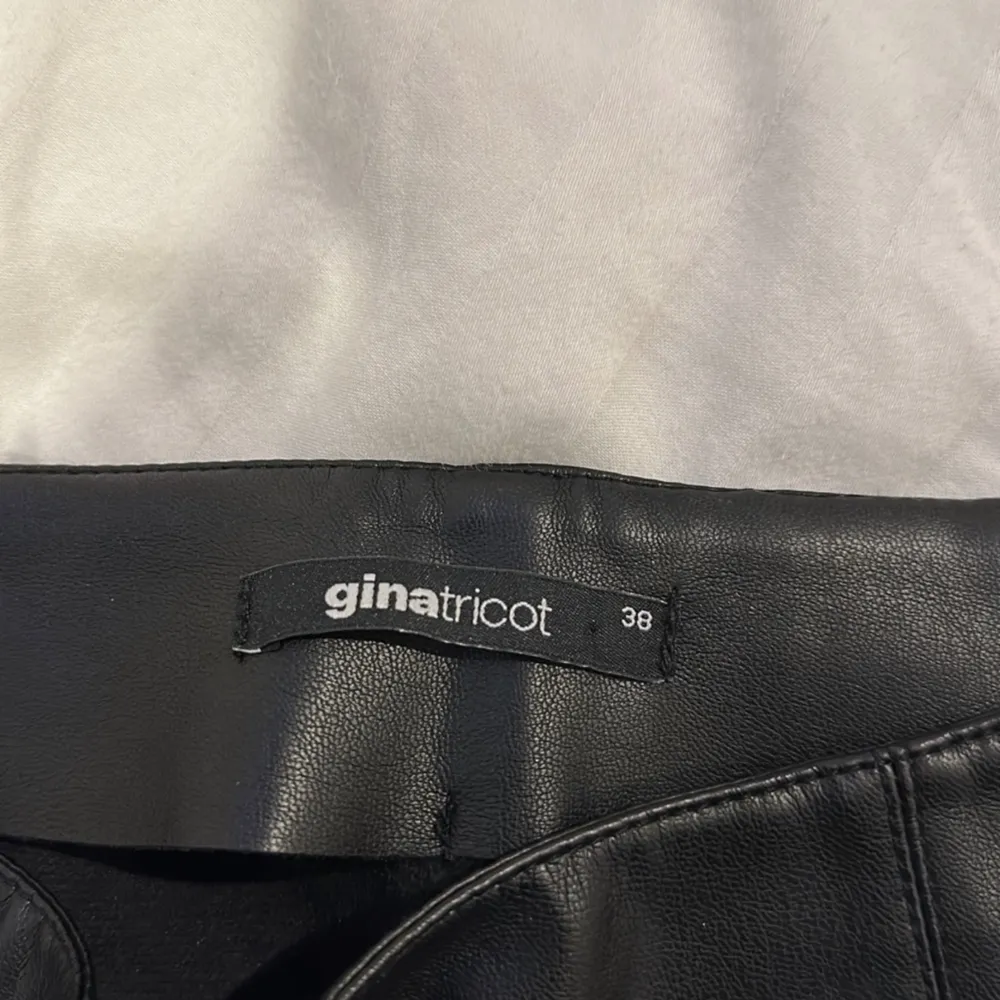 Svarta skinnbyxor från Gina, använd några gånger. Jeans & Byxor.