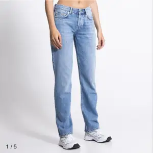 jeans med låg midja från lager 157, jättefina men har tyvärr växt ur dem 😩😩 använda två gånger. nypris 400. pris kan diskuteras 