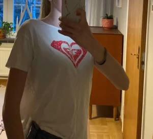 T-shirt - Detta är en vanligt sjön basic vit T-shirt med tryck på av ett hjärta❤️ passar till allt men däremot lite osäker på exakt storlek… jag  har xs och så här sitter den på mig💗 bara att ställa frågor. Köparen står för frakt  kan självklart diskutera pris!🤍