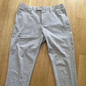 Grå kostymbyxor  - Grå kostymbyxor från H&m i mycket fint skick!⭐️Strl 50 som motsvarar M
